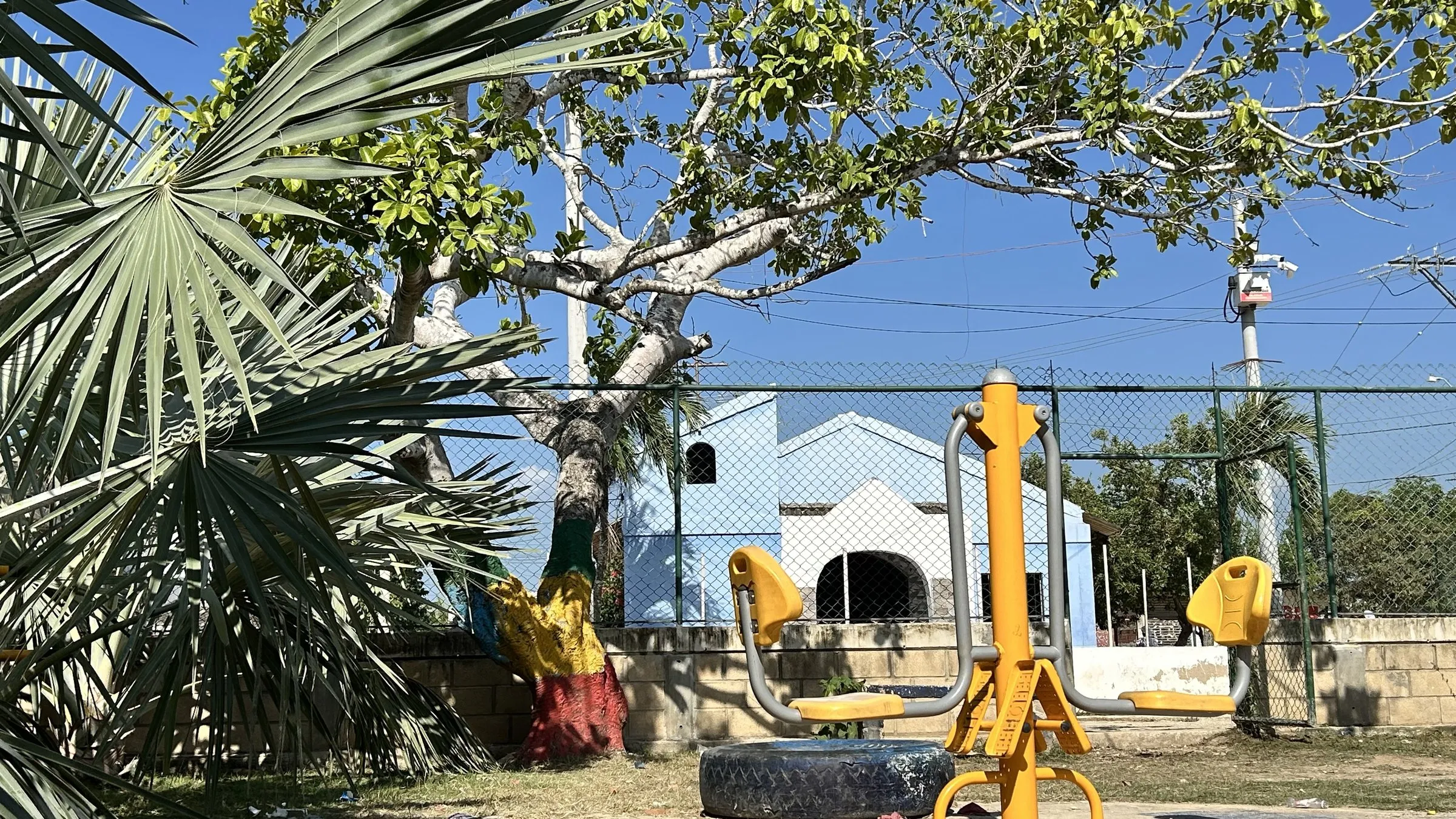 Parque de la comunidad con máquinas de ejercicio amarillas